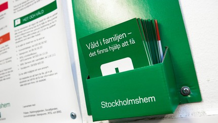 Skylt med informationsfolder "Våld i familjen - det finns hjälp att få"