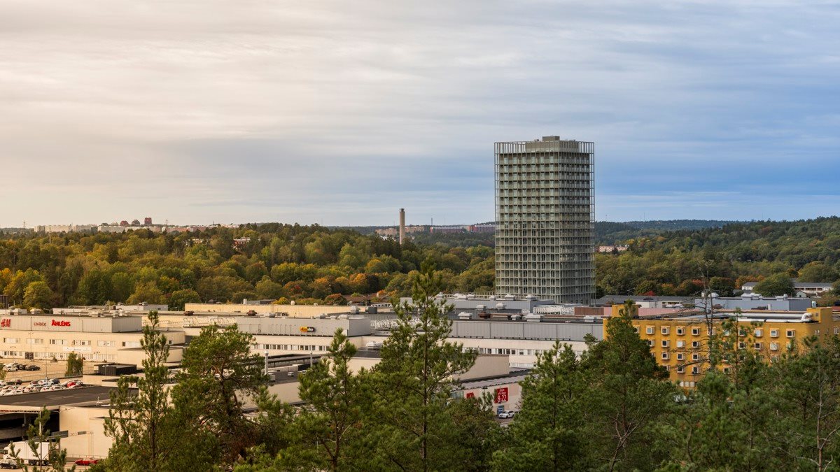 Vy där högt hus sticker upp.